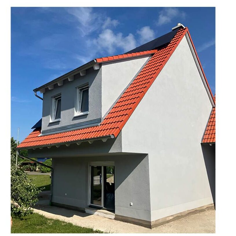 Massivhaus mit Gaube und integrierter Garage – individueller Hausbau von Lechner.