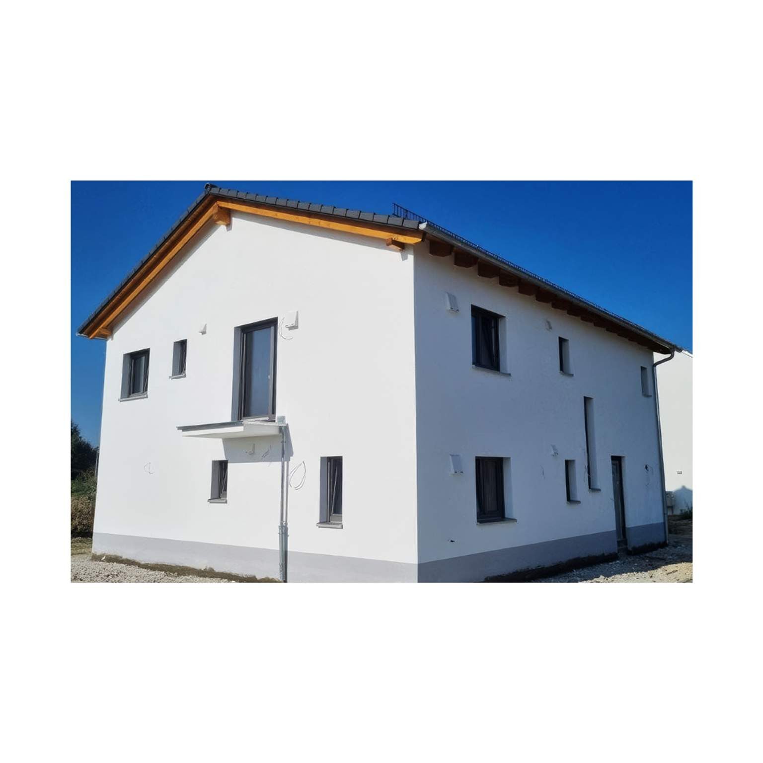 Individuelles Architektenhaus mit Satteldach und heller Außenfassade von Lechner.