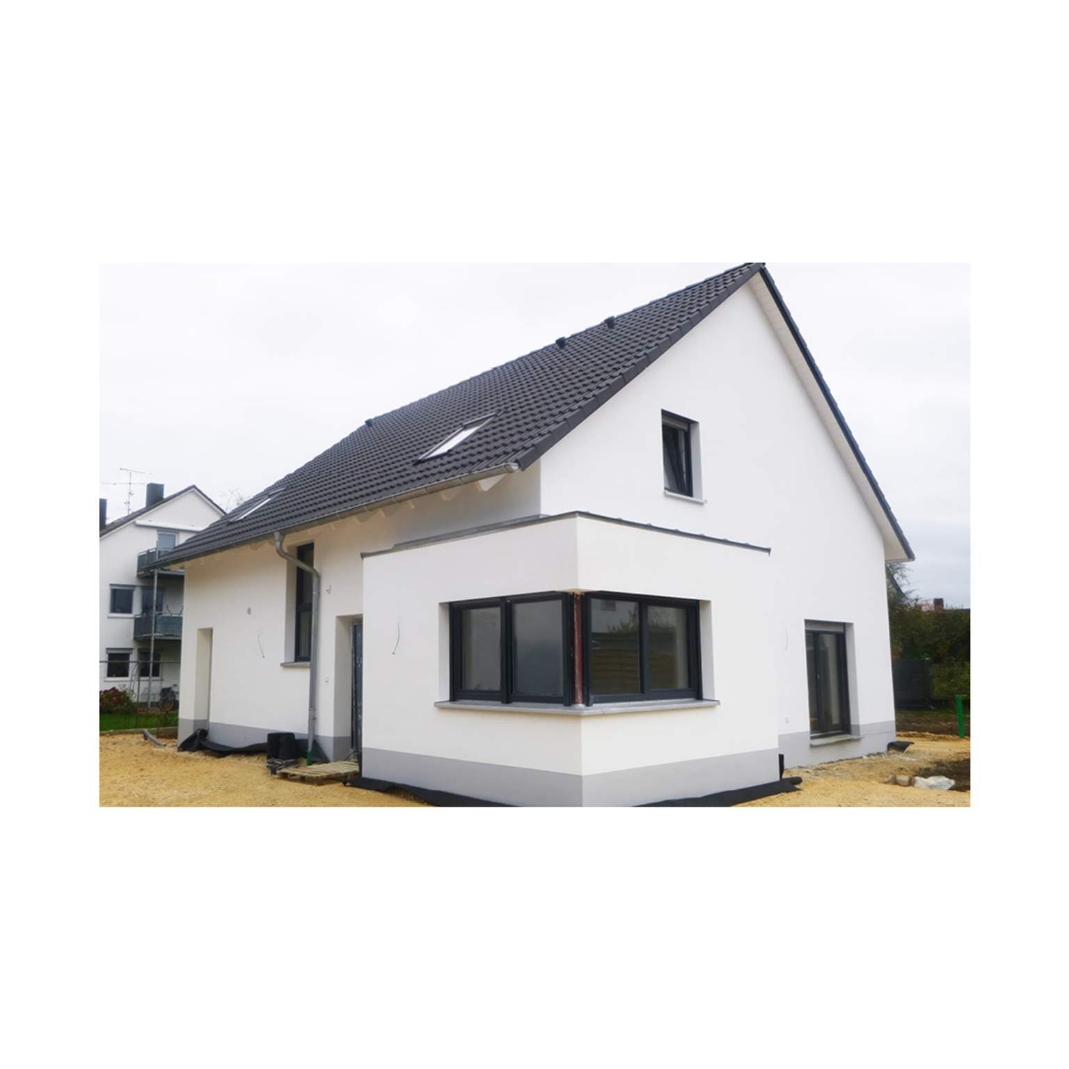 Modernes weißes Einfamilienhaus von Lechner Massivhaus mit Satteldach und markantem Eck-Erker.