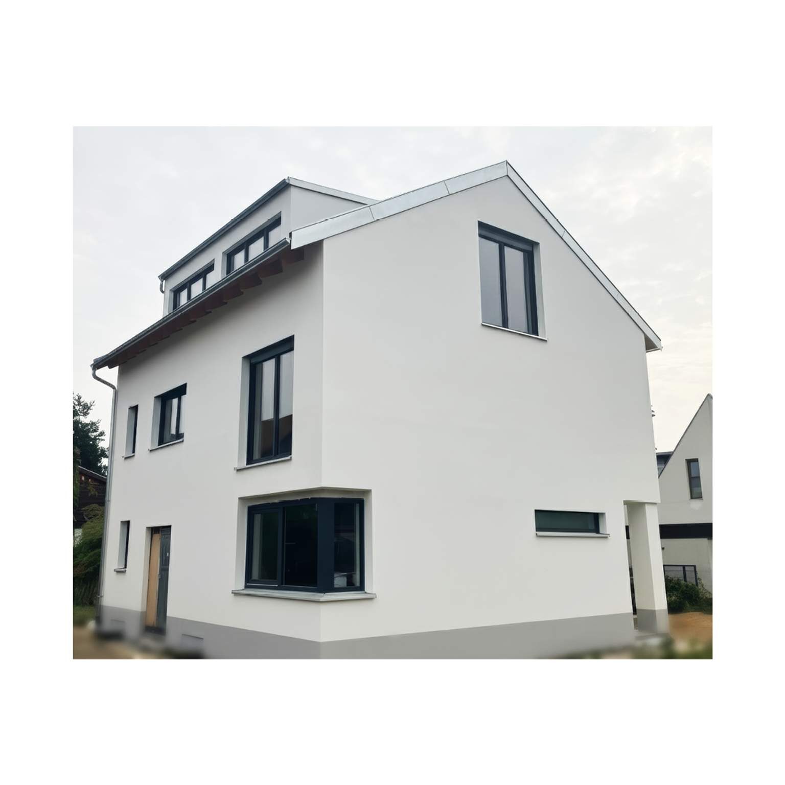 Modernes Stadthaus mit Flachdach-Gaube und anthrazitfarbenen Akzenten.