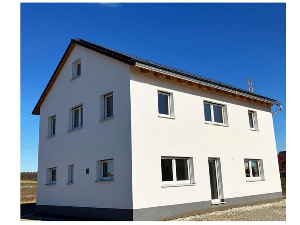 Helles, familienfreundliches Massivhaus mit vielen Fenstern für lichtdurchflutete Räume.