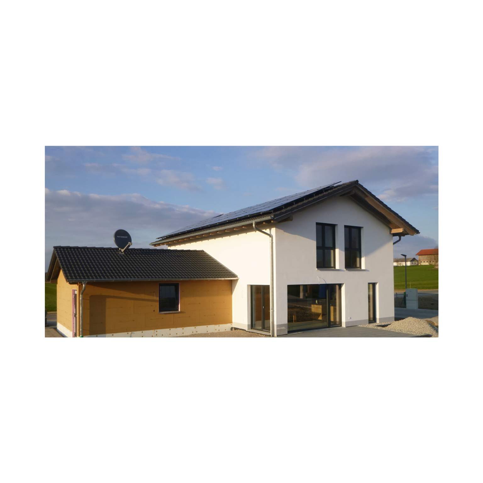 Kombiniertes Wohnhaus mit Anbau und Pultdach-Elementen von Lechner Massivhaus.