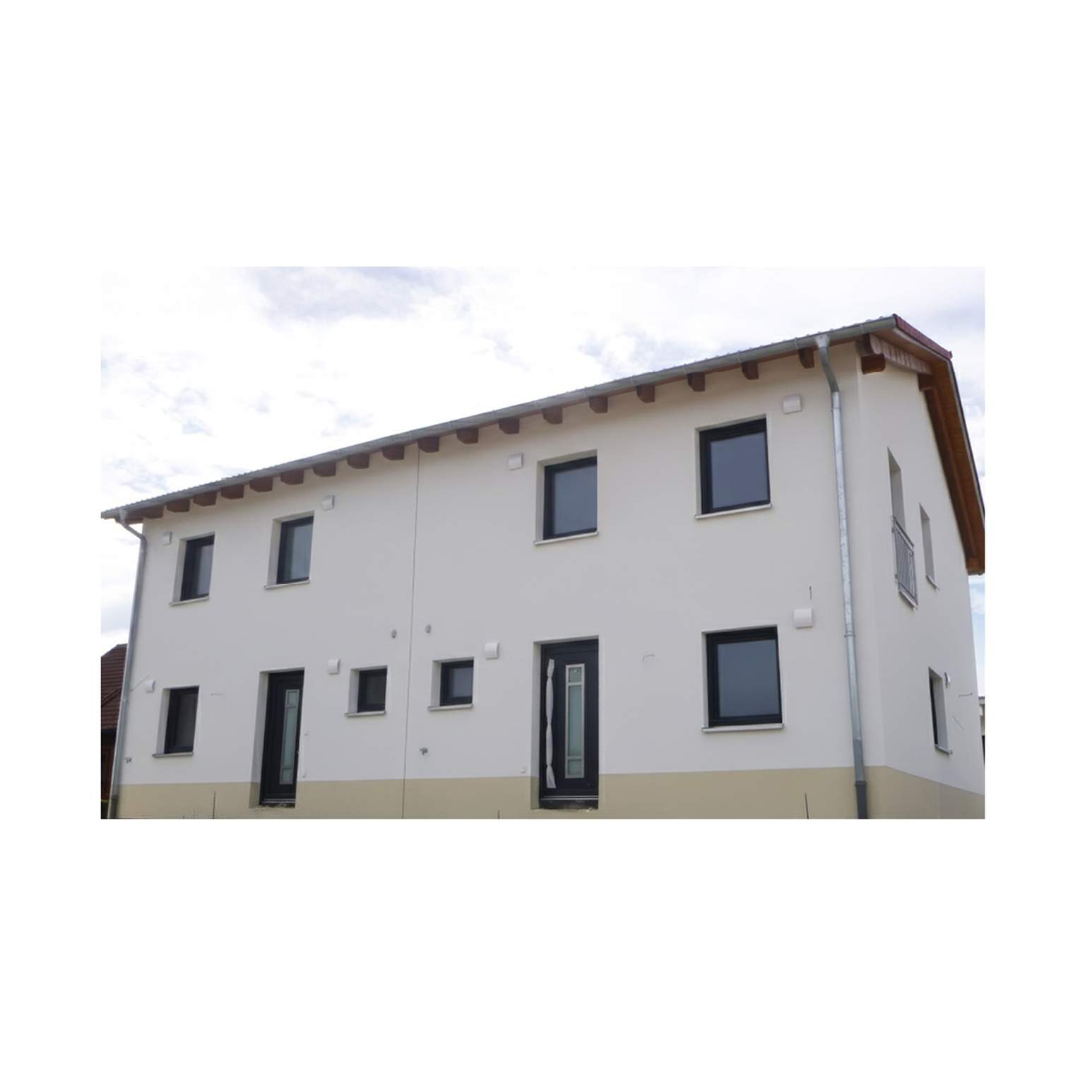 Großzügiges Doppelhaus oder Mehrfamilienhaus in Massivbauweise mit Holzdetails.