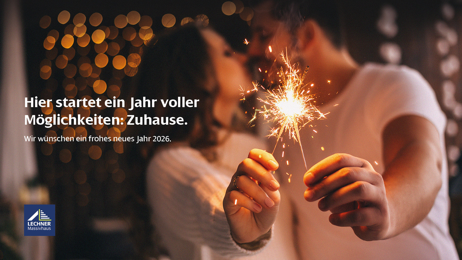 Ein Paar hält lächelnd Wunderkerzen in den Händen und feiert Neujahr. Im Hintergrund stehen die Worte: 'Hier startet ein Jahr voller Möglichkeiten: Zuhause.' Unten links befindet sich das Logo von Lechner Massivhaus.
