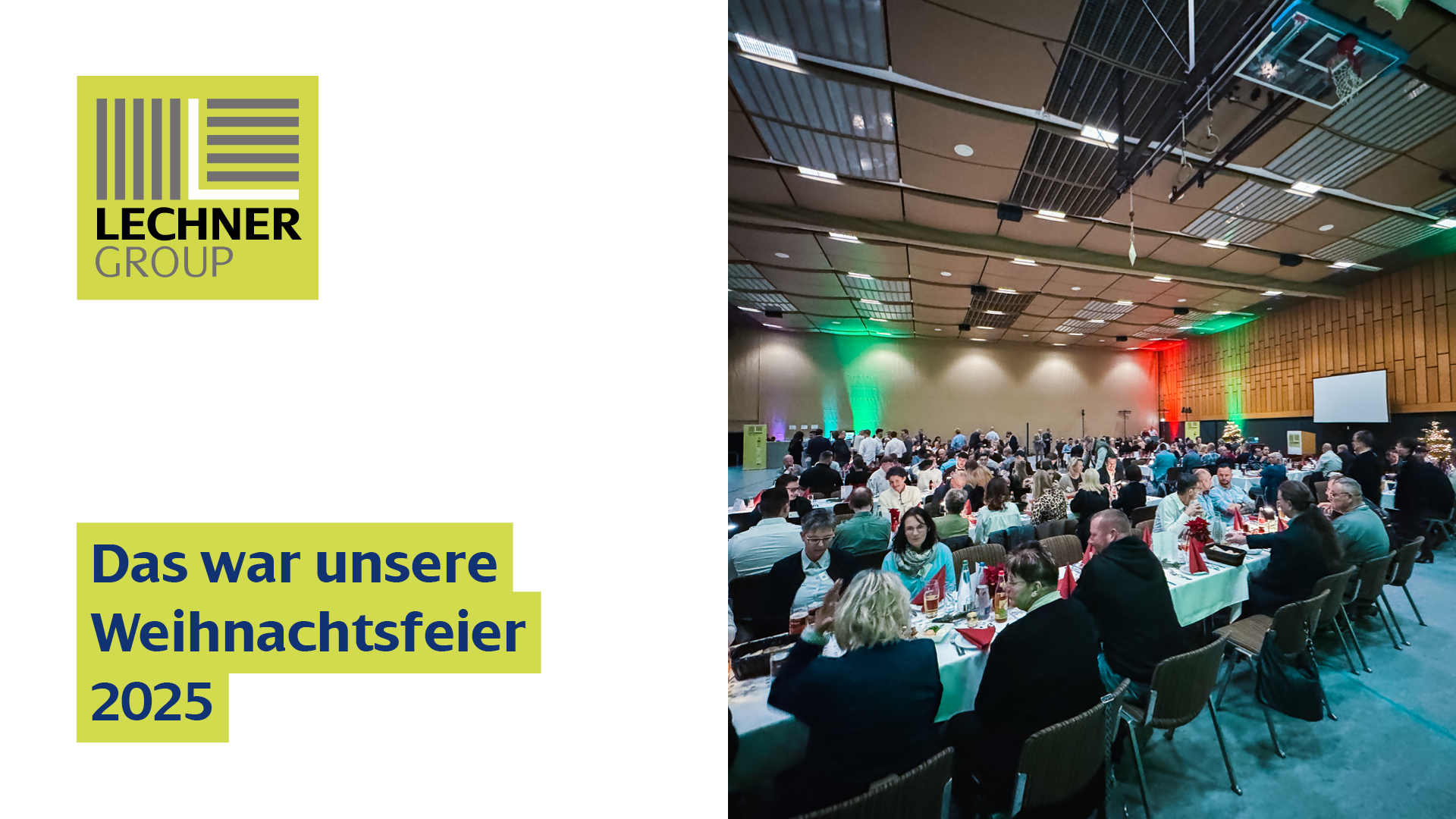 Eine Gesamtansicht der Weihnachtsfeier 2025 der Lechner Group in einer großen Mehrzweckhalle. Zahlreiche Mitarbeiter und Gäste sitzen an festlich gedeckten Tischen und unterhalten sich. Die Halle ist mit indirekter Beleuchtung in den Farben Rot und Grün geschmückt, und es herrscht eine ausgelassene Stimmung bei der jährlichen Feier.