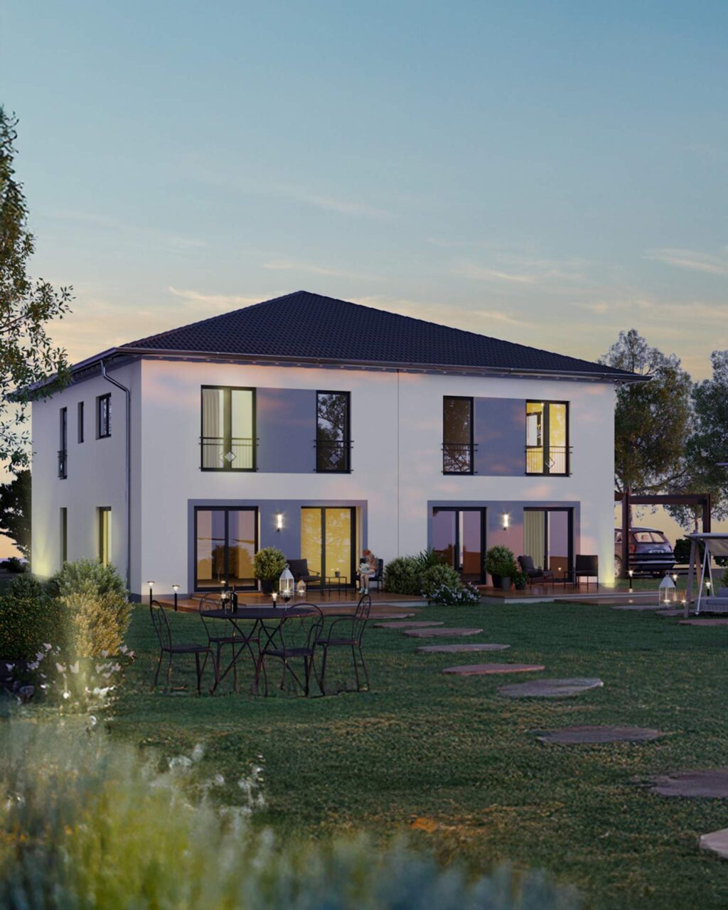 Großes, weißes Doppelhaus/Mehrfamilienhaus mit dunklem Dach und Grautönen, Abendstimmung mit Terrasse.