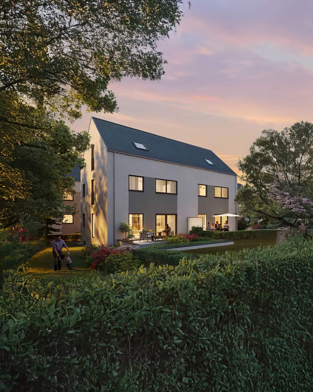 Modernes Einfamilienhaus mit Satteldach, im Abendlicht, umgeben von dichtem Grün/Hecke.