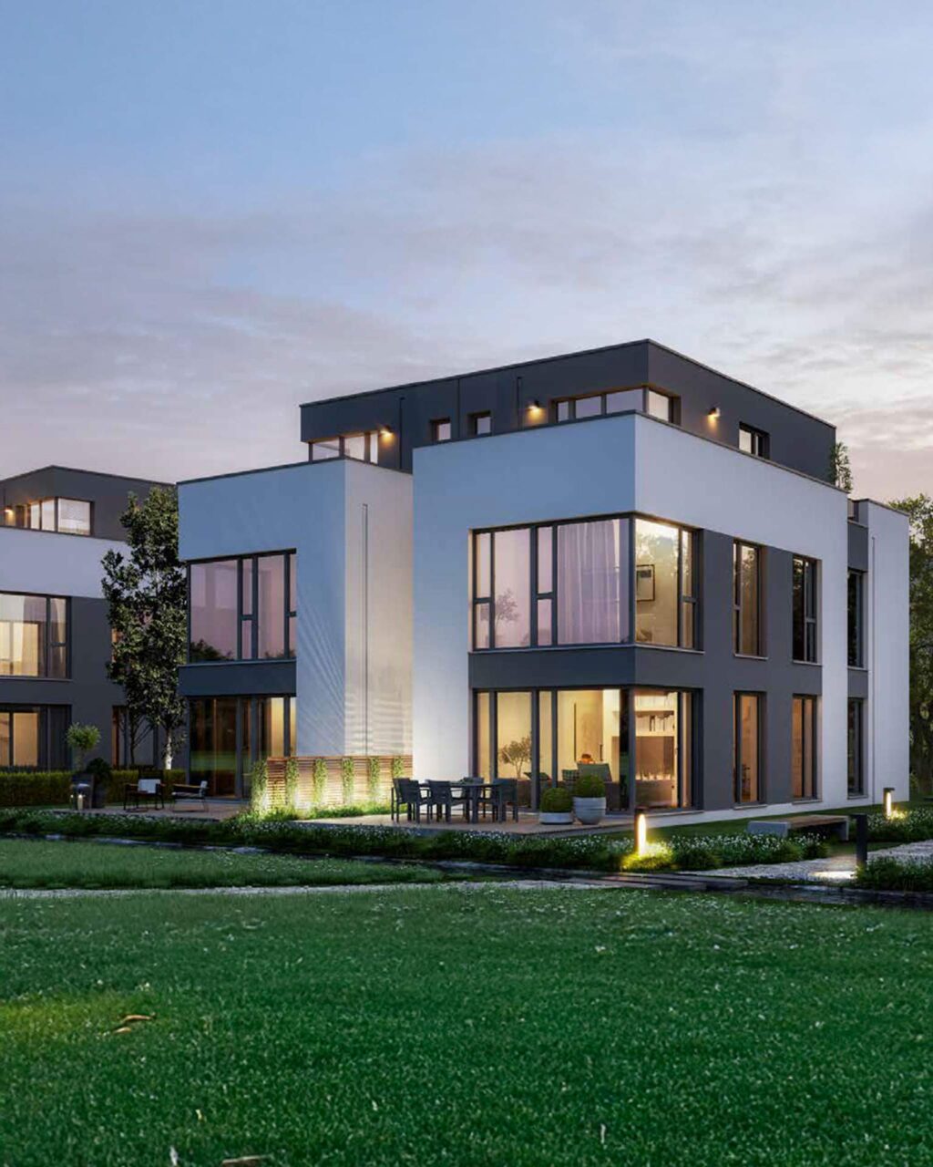 Hochwertiges, zeitgenössisches Wohnhaus, dunkle Fassade, große Glasflächen und effektvolle Gartenbeleuchtung.