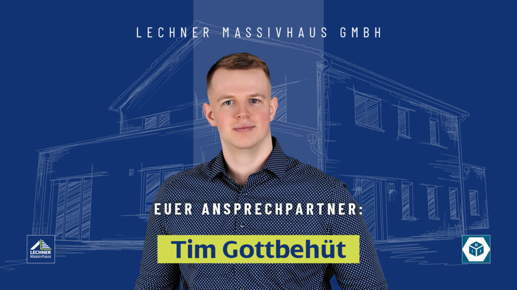 Porträt von Tim Gottbehüt, Ihrem Ansprechpartner der Lechner Massivhaus GmbH für die Immobilienmesse Franken. Im Hintergrund ist eine Haus-Skizze auf blauem Grund zu sehen.