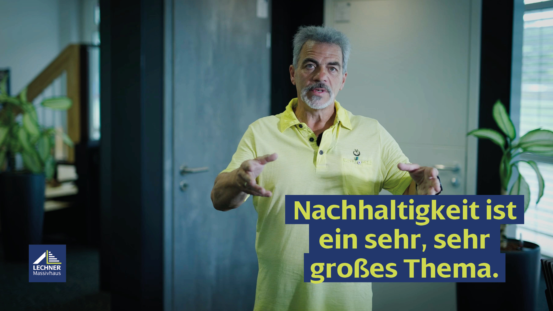 Ein Experte von Lechner Massivhaus spricht über das Thema Nachhaltigkeit beim Hausbau. Text-Overlay: Nachhaltigkeit ist ein sehr großes Thema.