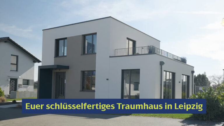 Modernes, schlüsselfertiges Massivhaus in Leipzig von Lechner Massivhaus: Zweigeschossiges Einfamilienhaus mit Flachdach, Dachterrasse und weiß-grauer Fassade.