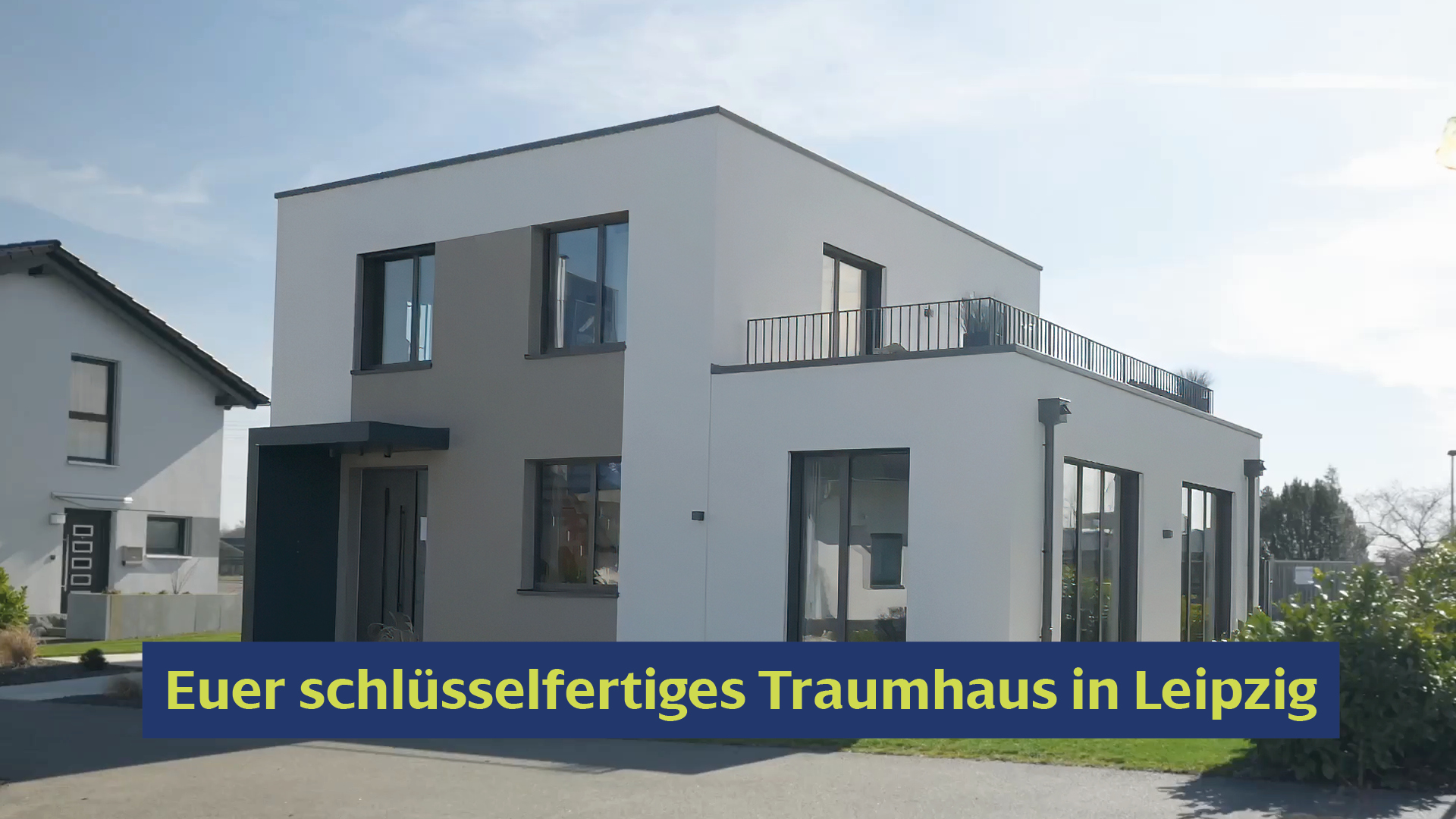 Modernes, schlüsselfertiges Massivhaus in Leipzig von Lechner Massivhaus: Zweigeschossiges Einfamilienhaus mit Flachdach, Dachterrasse und weiß-grauer Fassade.