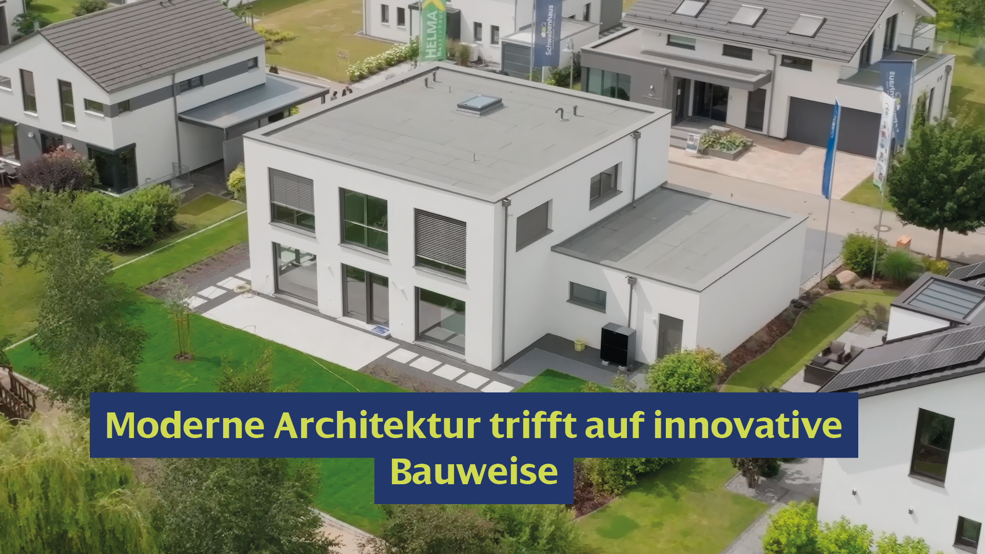 Moderne Stadtvilla mit Flachdach und weißer Fassade in einer Siedlung in Berlin-Werder. Luftaufnahme eines innovativen Einfamilienhauses mit großen Fensterfronten und gepflegtem Garten.