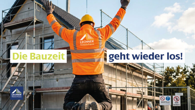 Bauarbeiter in orangefarbener Warnschutzjacke von Lechner Massivhaus springt jubelnd vor einem im Bau befindlichen Einfamilienhaus mit Gerüst; Text: „Die Bauzeit geht wieder los!“