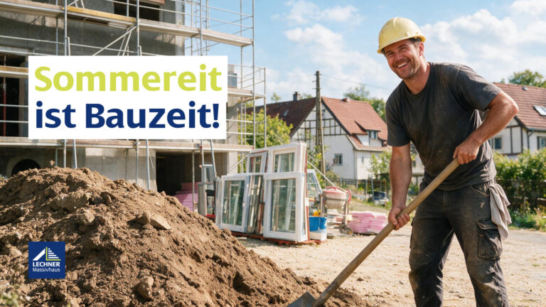 Bauarbeiter schaufelt Erde auf einer Baustelle für Lechner Massivhaus mit dem Text „Sommerzeit ist Bauzeit!“.