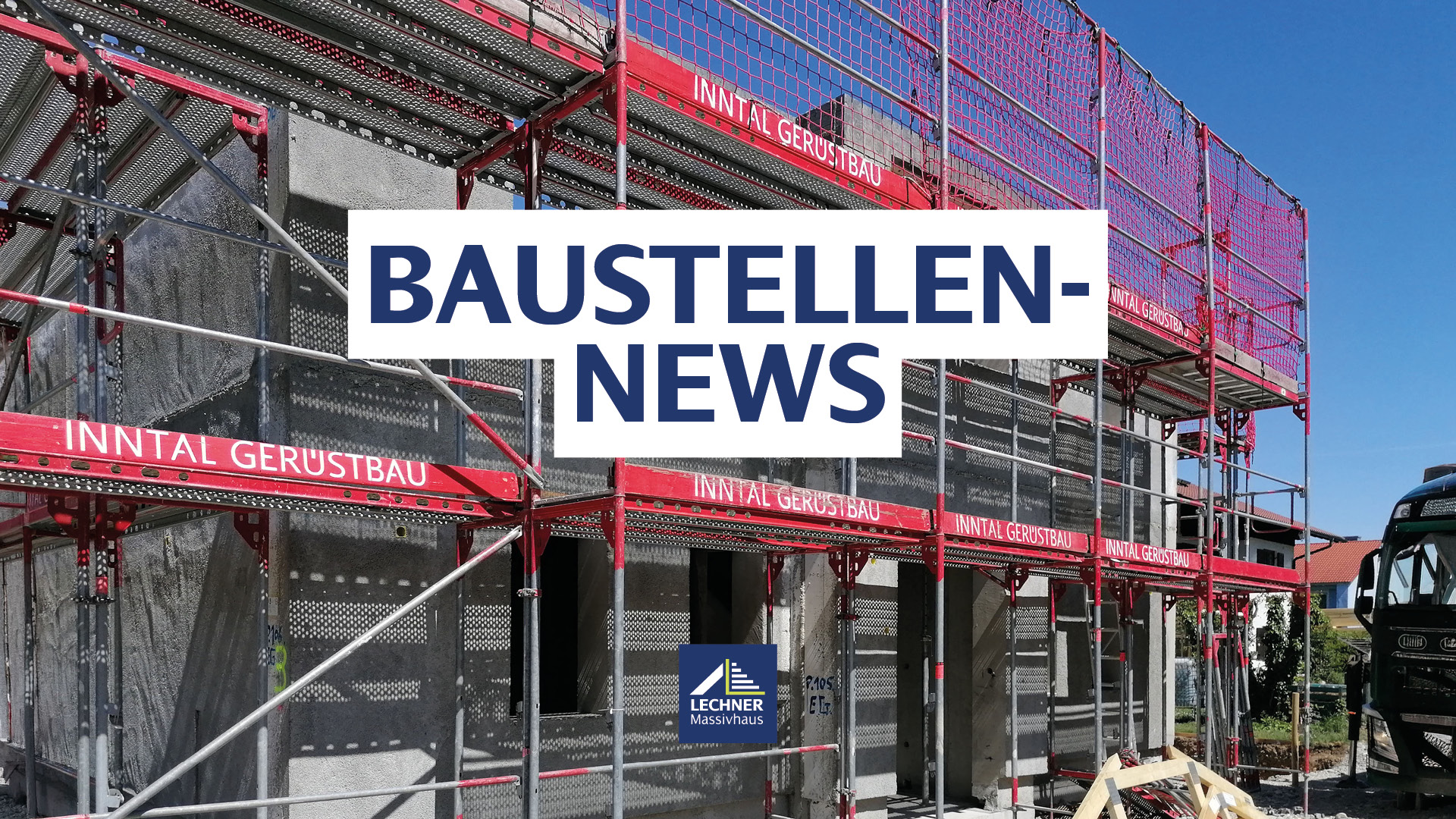 Eingerüsteter Wohngebäude-Rohbau auf einer Baustelle mit Text-Overlay Baustellen-News und Logo von Lechner Massivhaus